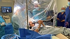Bei einer Hirn-OP spielt ein Patient Klarinette. Das soll Symptome der Parkinson-Krankheit lindern.