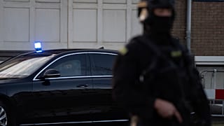 Zamaskowani i uzbrojeni holenderscy policjanci pilnują transportu podejrzanych, którzy przybyli do budynku sądu we wtorek 23 stycznia 2024 roku w Amsterdamie w Holandii