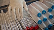 En esta foto del 1 de abril de 2020, un trabajador humanitario de la ONG española Open Arms toca kits de prueba de detección de coronavirus en un hogar de ancianos.