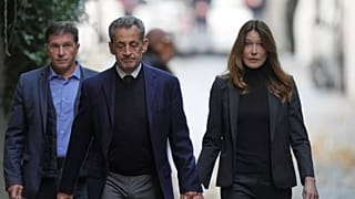 Nicolas Sarkozy y su mujer, Carla Bruni, abandonan su domicilio para acudir a las instalaciones penitenciarias de La Santé, en París, el 21 de octubre de 2025