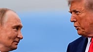 Präsident Donald Trump und der russische Präsident Wladimir Putin unterhalten sich am Freitag, 15. August 2025, auf der Joint Base Elmendorf-Richardson, Alaska.