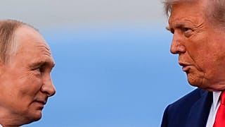 Präsident Donald Trump und der russische Präsident Wladimir Putin unterhalten sich am Freitag, 15. August 2025, auf der Joint Base Elmendorf-Richardson, Alaska.