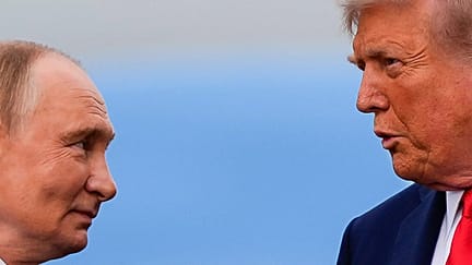 Präsident Donald Trump und der russische Präsident Wladimir Putin unterhalten sich am Freitag, 15. August 2025, auf der Joint Base Elmendorf-Richardson, Alaska.