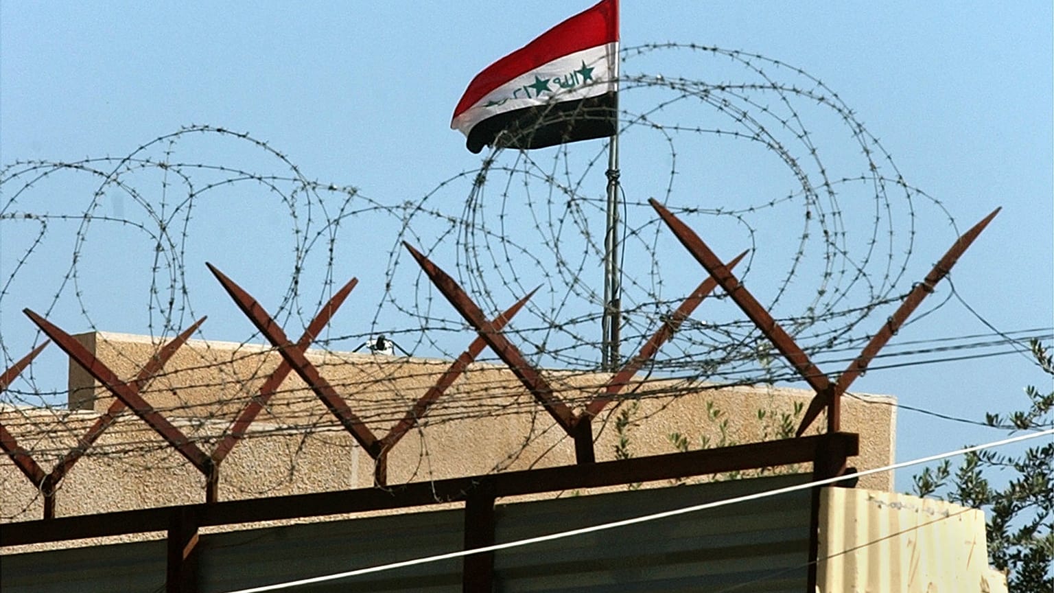 راية العراق ترفرف فوق السفارة الأردنية في بغداد، العراق