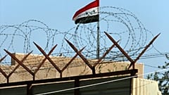 راية العراق ترفرف فوق السفارة الأردنية في بغداد، العراق