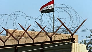 راية العراق ترفرف فوق السفارة الأردنية في بغداد، العراق