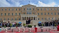 Τουρίστες παρακολουθούν την αλλαγή φρουράς στο Μνημείο του Άγνωστου Στρατιώτη (21 Οκτωβρίου 2025)