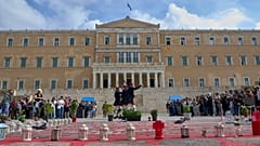 Τουρίστες παρακολουθούν την αλλαγή φρουράς στο Μνημείο του Άγνωστου Στρατιώτη (21 Οκτωβρίου 2025)