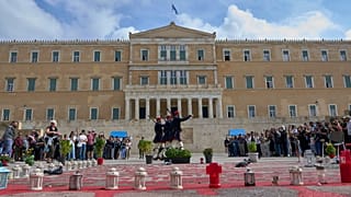 Τουρίστες παρακολουθούν την αλλαγή φρουράς στο Μνημείο του Άγνωστου Στρατιώτη (21 Οκτωβρίου 2025)