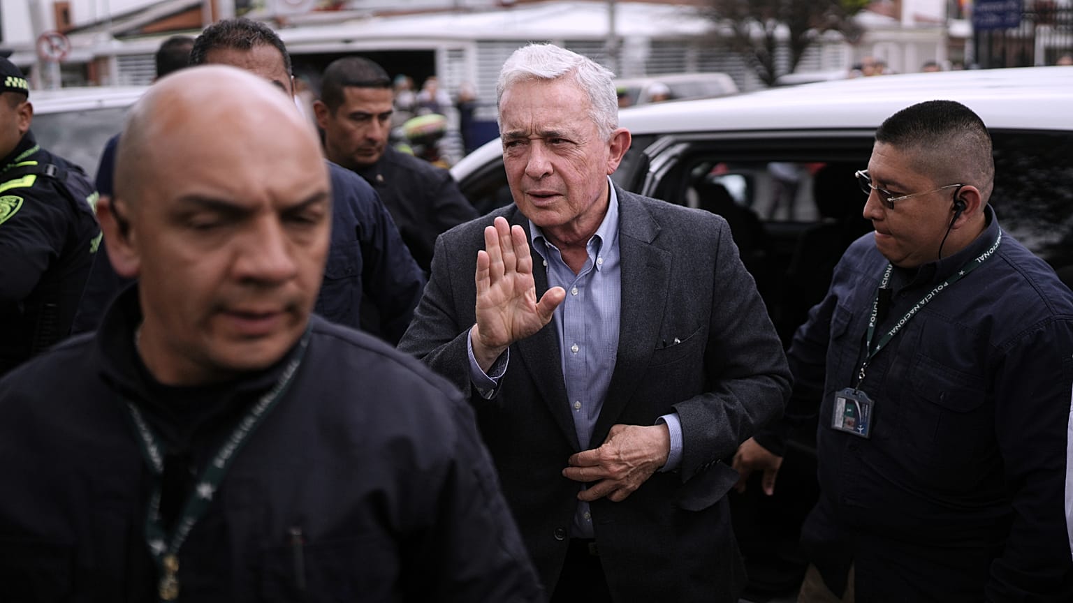 Álvaro Uribe visita o local onde o seu colega, Miguel Uribe Turbay, foi assassinado a 23 de agosto de 2025.