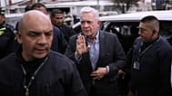 Álvaro Uribe visita el lugar donde asesinaron a su compañero de filas, Miguel Uribe Turbay, el pasado 23 de agosto de 2025