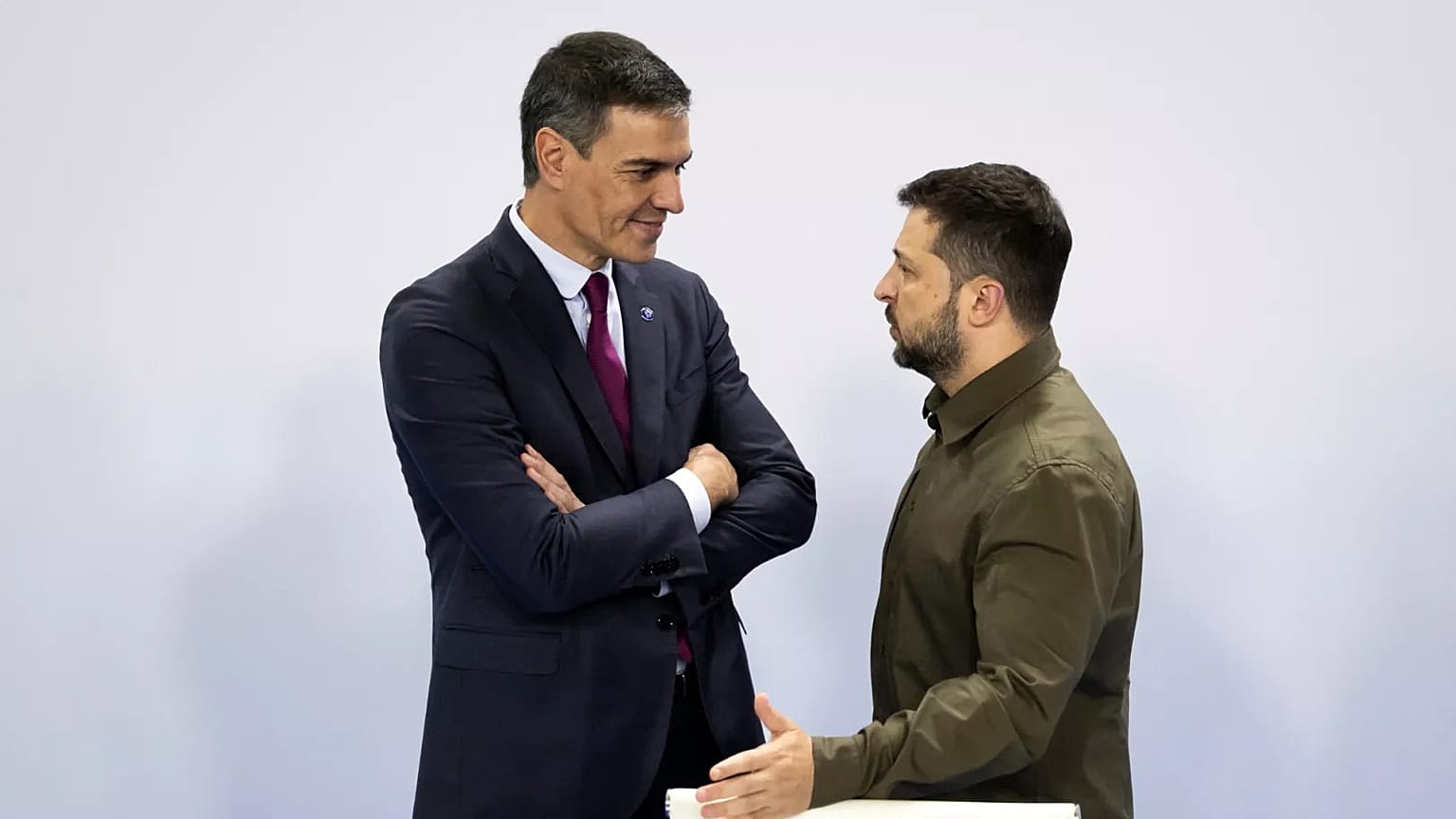 Pedro Sánchez, à esquerda, fala com Volodímir Zelenski antes da Cimeira da Comunidade Política Europeia (CPE) em Granada, Espanha, a 5 de outubro de 2023.