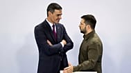 Pedro Sánchez, a la izquierda, habla con Volodímir Zelenski antes de la Cumbre de la Comunidad Política Europea (CPE) en Granada, España, el 5 de octubre de 2023.