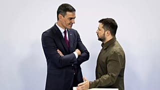 Pedro Sánchez, à esquerda, fala com Volodímir Zelenski antes da Cimeira da Comunidade Política Europeia (CPE) em Granada, Espanha, a 5 de outubro de 2023.