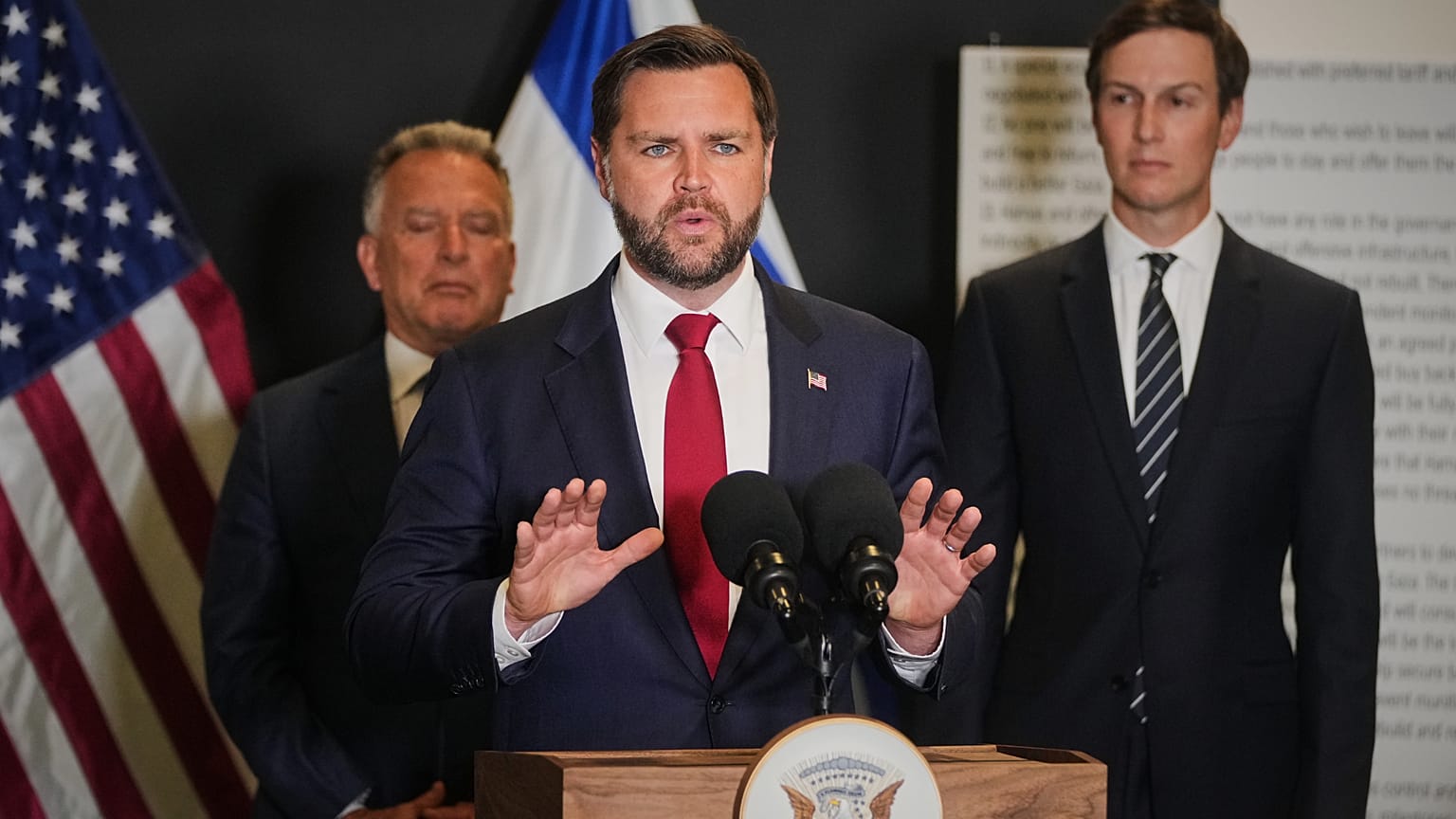 JD Vance, Steve Witkoff és Jared Kushner a Kiryat Gatban tartott sajtótájékoztatón - 2025. október 21-én