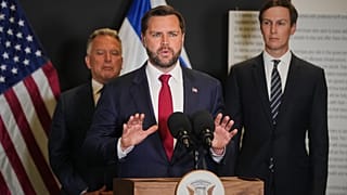 JD Vance, Steve Witkoff és Jared Kushner a Kiryat Gatban tartott sajtótájékoztatón - 2025. október 21-én