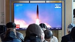 Bir TV ekranı, 22 Ekim 2025 Çarşamba günü Güney Kore'nin başkenti Seul'deki Seul Tren İstasyonu'nda bir haber programı sırasında Kuzey Kore'nin füze fırlatışının dosya görüntüsünü gösteriyor. (AP Fotoğrafı/Ahn Yo