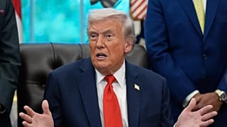 Il Presidente Donald Trump risponde alle domande dei giornalisti durante una celebrazione del Diwali nello Studio Ovale della Casa Bianca, martedì 21 ottobre 2025, a Washington. (Foto AP/Man