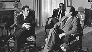 ARQUIVO: O secretário de Defesa dos Estados Unidos, Caspar Weinberger, à esquerda, conversa com o primeiro-ministro português Francisco Pinto Balsemao, à direita, maio de 1981
