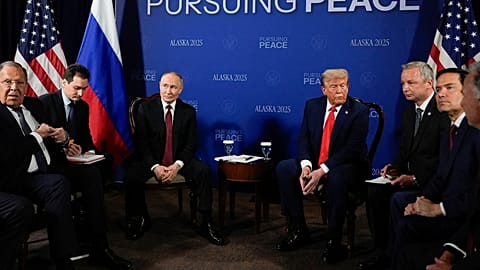 الرئيس الأمريكي دونالد ترامب يلتقي بالرئيس الروسي فلاديمير بوتين يوم الجمعة، 15 آب/أغسطس 2025، في القاعدة المشتركة إلمندورف–ريتشاردسون بولاية ألاسكا.