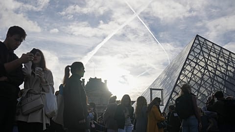 الزوار يصطفون لدخول متحف اللوفر بعد ثلاثة أيام من سرقة مجوهرات تاريخية في عملية جريئة وسط النهار، الأربعاء 22 أكتوبر 2025، في باريس