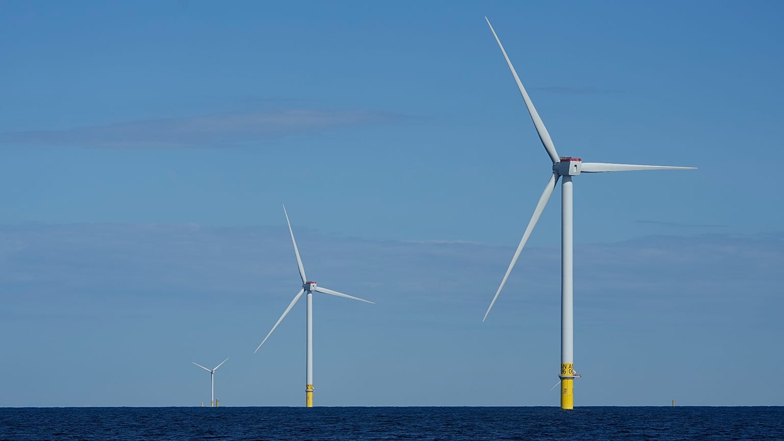 Le turbine eoliche del parco South Fork Wind sono visibili al largo dell’isola di Block Island (Rhode Island), il 9 ottobre 2024. (Foto AP/Seth Wenig, archivio)