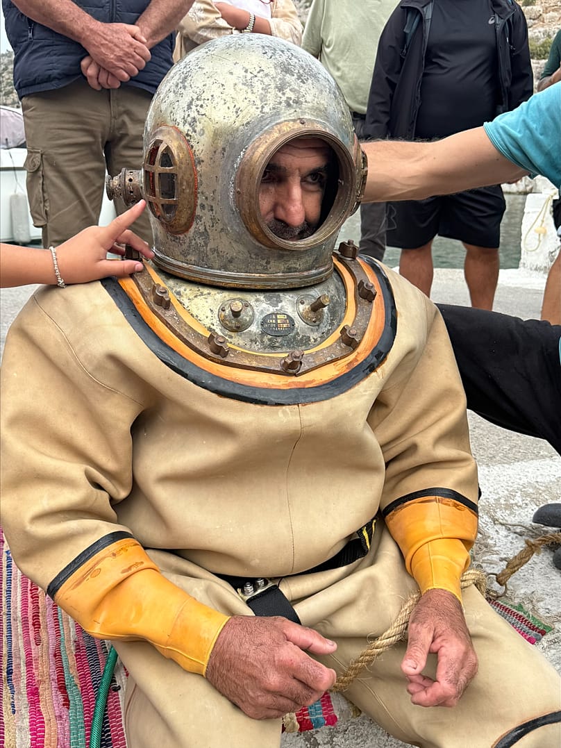 Un sommozzatore indossa una tuta