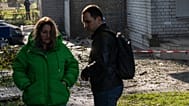 Menschen in Kyjiw nach dem Beschuss ihres Wohnblocks