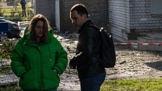 Menschen in Kyjiw nach dem Beschuss ihres Wohnblocks