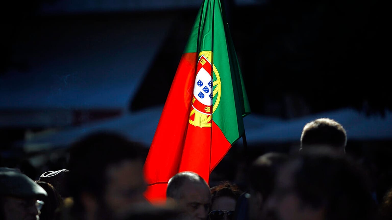 Passa a ser exigido um prazo mínimo de 10 anos de residência legal no país para obter a cidadania