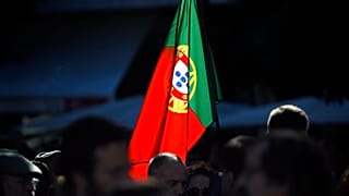 Passa a ser exigido um prazo mínimo de 10 anos de residência legal no país para obter a cidadania