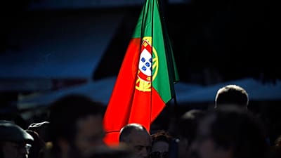 Passa a ser exigido um prazo mínimo de 10 anos de residência legal no país para obter a cidadania