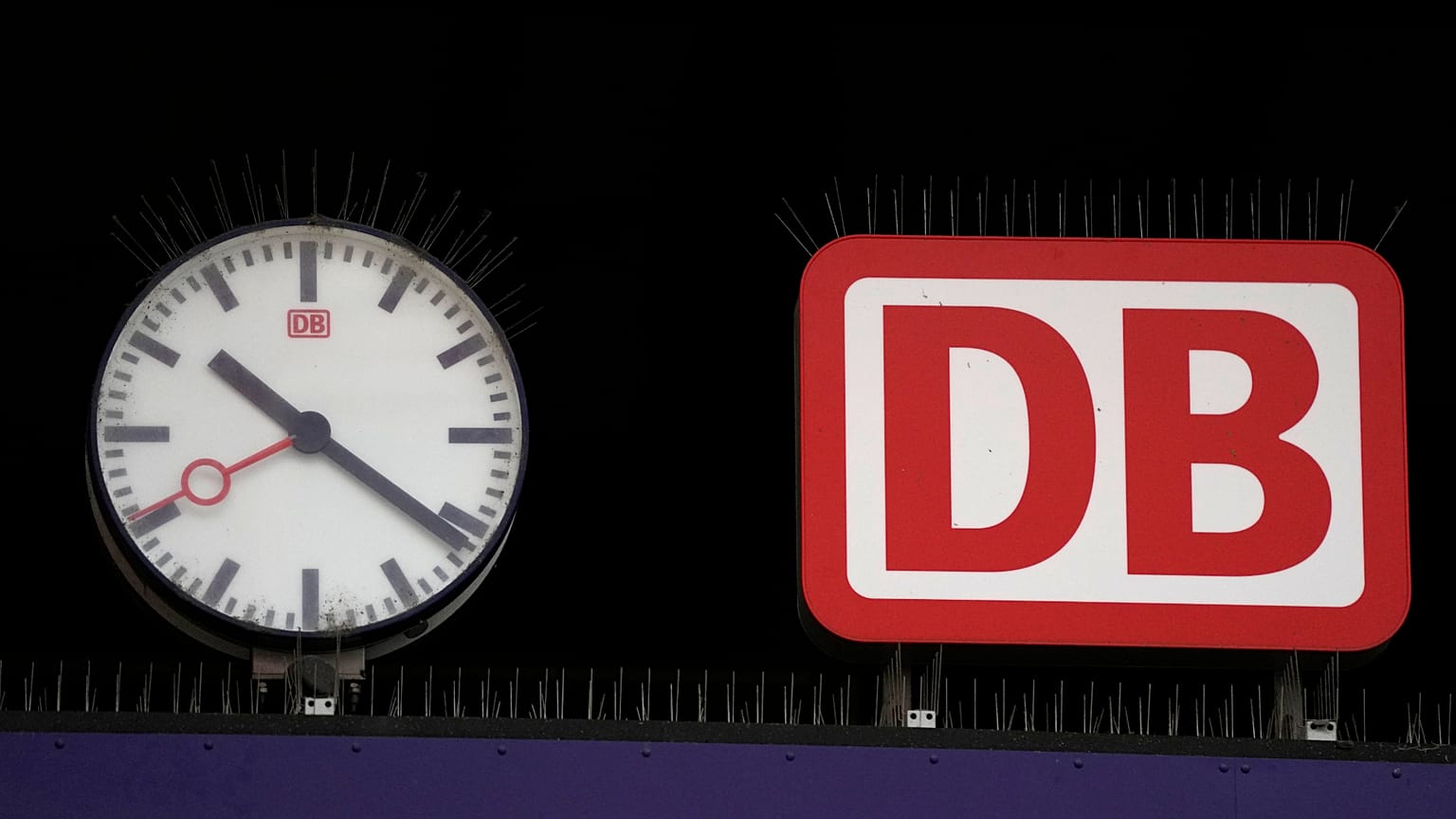 Natürlich – hier ist die Bildunterschrift zum Kopieren:  ---  **Das Logo der Deutschen Bahn am Hauptbahnhof in München, aufgenommen am Mittwoch, 24. Januar 2024.**  ---  Sag B