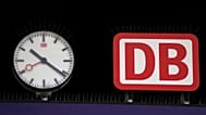 Natürlich – hier ist die Bildunterschrift zum Kopieren:  ---  **Das Logo der Deutschen Bahn am Hauptbahnhof in München, aufgenommen am Mittwoch, 24. Januar 2024.**  ---  Sag B
