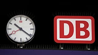 Natürlich – hier ist die Bildunterschrift zum Kopieren:  ---  **Das Logo der Deutschen Bahn am Hauptbahnhof in München, aufgenommen am Mittwoch, 24. Januar 2024.**  ---  Sag B