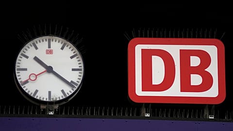 Natürlich – hier ist die Bildunterschrift zum Kopieren:  ---  **Das Logo der Deutschen Bahn am Hauptbahnhof in München, aufgenommen am Mittwoch, 24. Januar 2024.**  ---  Sag B