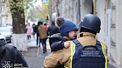 Des sauveteurs évacuent des enfants après que des drones russes ont frappé une école maternelle dans la ville de Kharkiv, en Ukraine, le mercredi 22 octobre 2025.