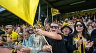 Mjällby-szurkolók csapatuk és a Halmstad BK mérkőzésén a halleviki Strandvallen stadionban 2025, augusztus 30-án 