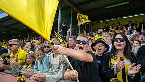 Mjällby-szurkolók csapatuk és a Halmstad BK mérkőzésén a halleviki Strandvallen stadionban 2025, augusztus 30-án 