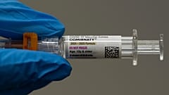 Un farmacéutico sostiene una vacuna de ARNm COVID-19 de Pfizer-BioNTech el pasado 24 de abril de 2025