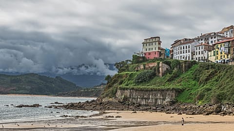 Pueblo costero pintoresco en un día nublado, España.