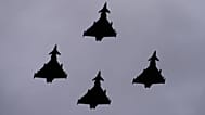 İspanya Hava Kuvvetleri’ne ait Eurofighter Typhoon savaş uçakları, 12 Ekim 2025 Pazar günü Madrid’de düzenlenen Hispanik Günü askeri geçit töreni üzerinde uçuyor.