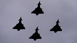 İspanya Hava Kuvvetleri’ne ait Eurofighter Typhoon savaş uçakları, 12 Ekim 2025 Pazar günü Madrid’de düzenlenen Hispanik Günü askeri geçit töreni üzerinde uçuyor.