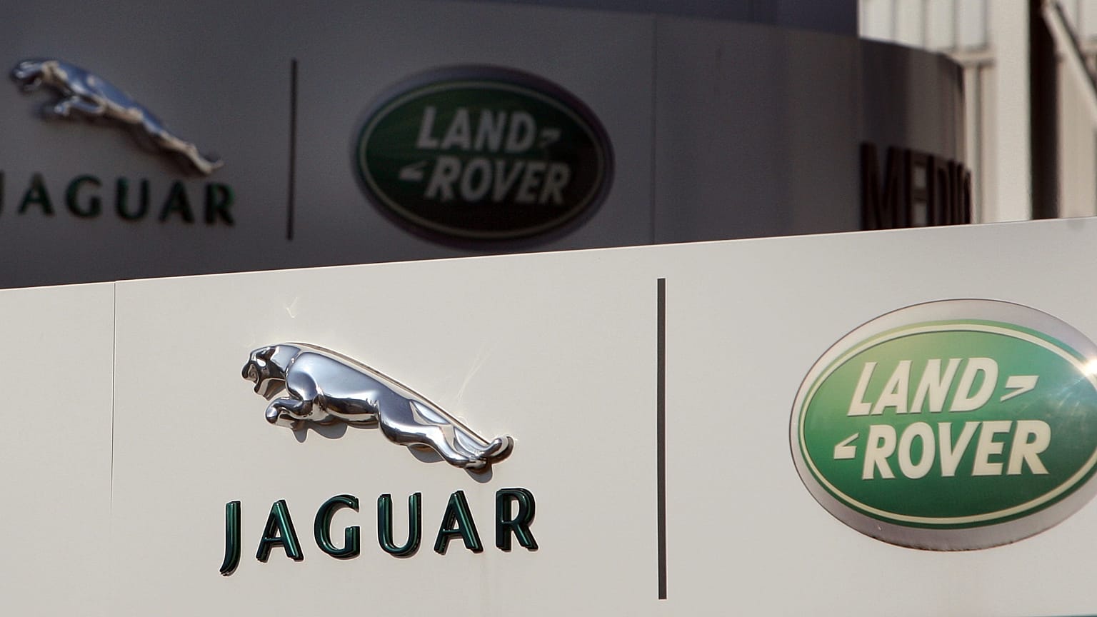 A Jaguar Land Rover logója – a brit autógyártót megbénító pusztító kibertámadás után a titkosszolgálatok orosz nyomokat vizsgálnak