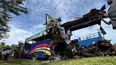حادث تصادم أودى بحياة عدد من الأشخاص على الطريق السريع بين العاصمة الأوغندية كمبالا ومدينة غولو شمال البلاد، 22 أكتوبر 2025.