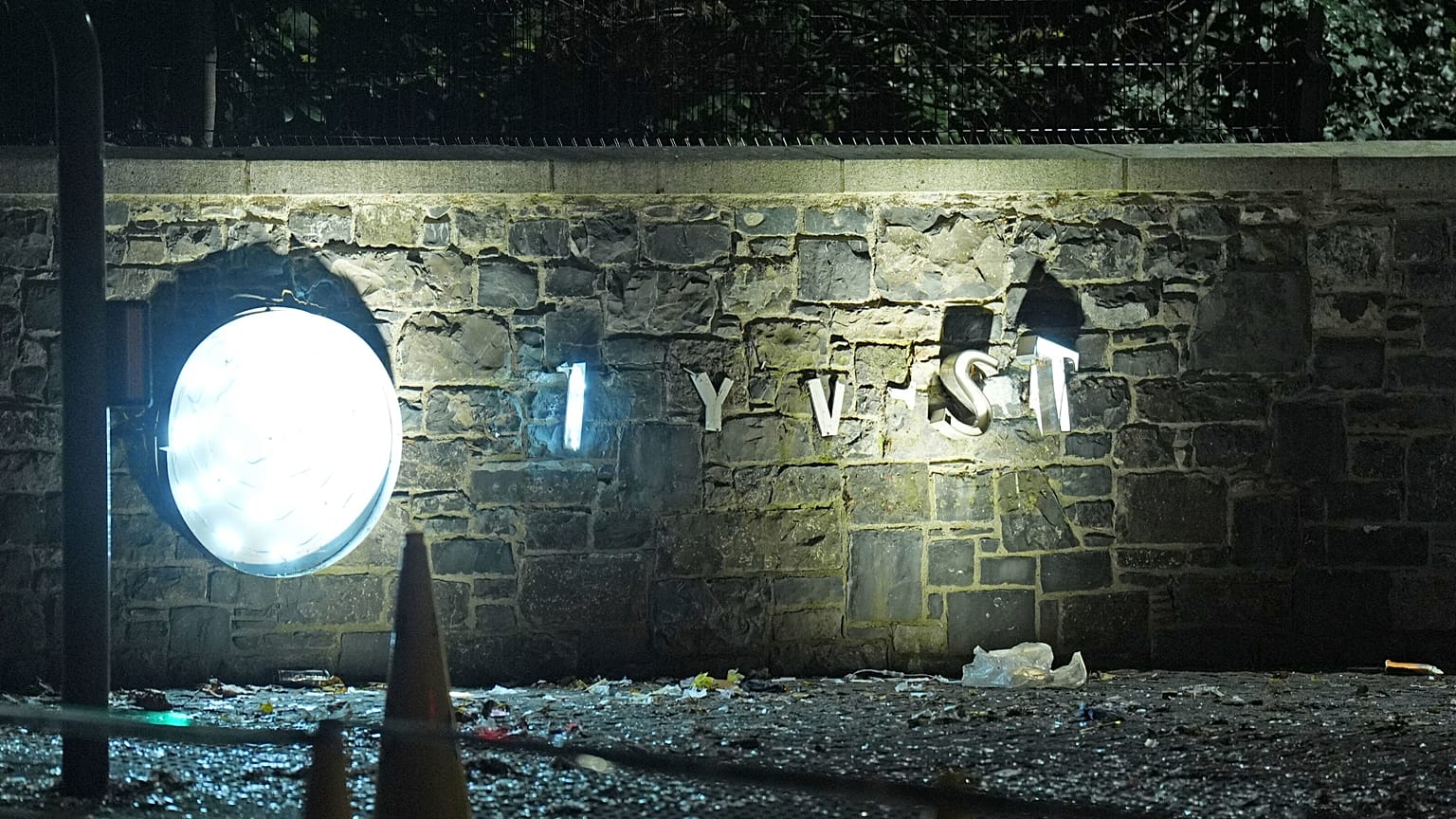 La fachada dañada del hotel Citiwest, donde se han concentrado los recientes disturbios contra los migrantes, el miércoles 22 de octubre de 2025