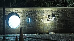 La fachada dañada del hotel Citiwest, donde se han concentrado los recientes disturbios contra los migrantes, el miércoles 22 de octubre de 2025
