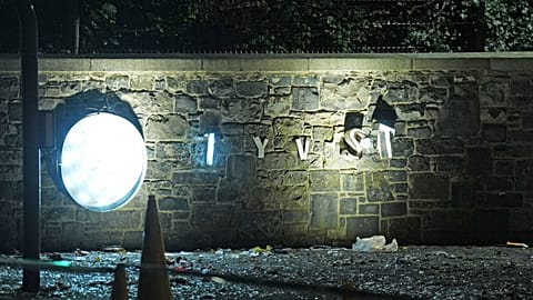 La fachada dañada del hotel Citiwest, donde se han concentrado los recientes disturbios contra los migrantes, el miércoles 22 de octubre de 2025