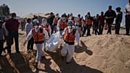 دفن جثامين فلسطينيين مجهولي الهوية أُعيدت من إسرائيل في مقبرة جماعية بدير البلح في غزة، الأربعاء 22 أكتوبر 2025.