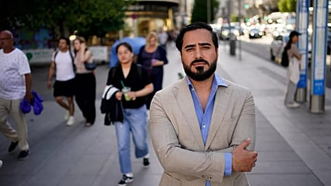 Luis 'Alvise' Pérez posa para una foto en Madrid de cara a su campaña de las europeas, investigada por financiarse presuntamente de forma ilegal.